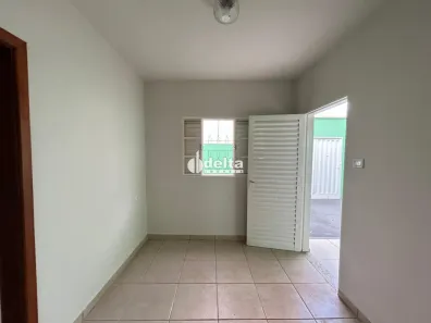 Casa com 2 Quartos para alugar, 80m² no Presidente Roosevelt, Uberlândia