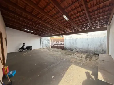 Casa com 3 Quartos para alugar, 150m² no Granada, Uberlândia
