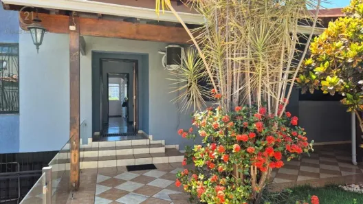 Casa com 3 Quartos para alugar, 278m² no Champagnat, Londrina
