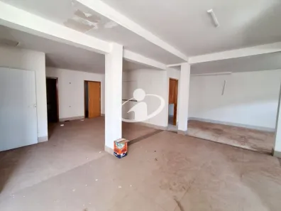 Prédio Comercial para alugar, 250m² no Brasil, Uberlândia