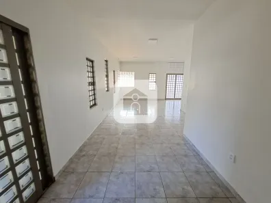 Casa com 3 Quartos para alugar, 250m² no Santa Mônica, Uberlândia