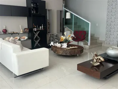 Sobrado com 3 Quartos à venda, 268m² no Jardim Karaíba, Uberlândia
