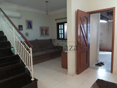 Sobrado com 3 Quartos à venda, 250m² no Loteamento Villa Branca, Jacareí