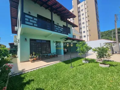 Sobrado com 6 Quartos à venda, 326m² no Bom Retiro, Joinville