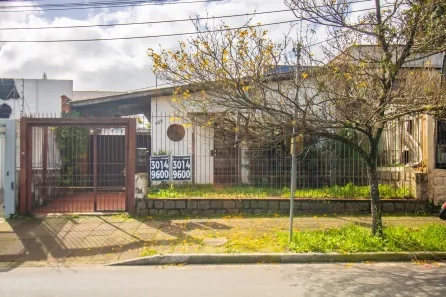 Casa com 2 Quartos à venda, 238m² no Passo da Areia, Porto Alegre