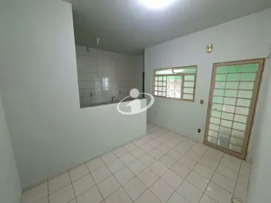 Casa com 2 Quartos para alugar, 60m² no Jardim das Palmeiras, Uberlândia