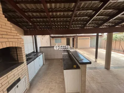 Casa com 3 Quartos para alugar, 250m² no Presidente Roosevelt, Uberlândia