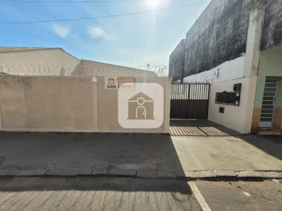 Casa com 2 Quartos para alugar, 50m² no Bom Jesus, Uberlândia