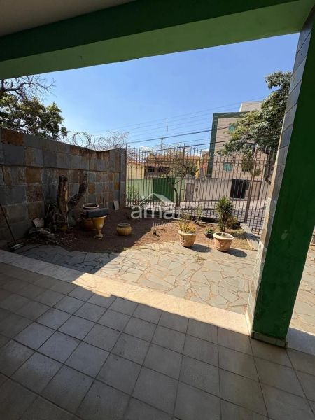Casa com 4 quartos — Santa Terezinha, Belo Horizonte