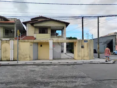 Casa com 5 Quartos à venda, 272m² no Montese, Fortaleza