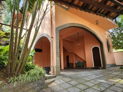 Casa com 3 Quartos à venda, 319m² no Cascatinha, Petrópolis