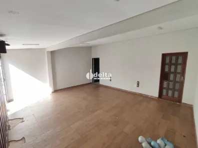 Casa com 3 Quartos para alugar, 210m² no Cidade Jardim, Uberlândia