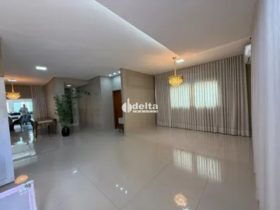 Casa com 5 Quartos à venda, 275m² no Novo Mundo, Uberlândia