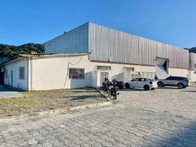 Galpão/Depósito/Armazém para alugar, 555m² no Rio Pequeno, Camboriú