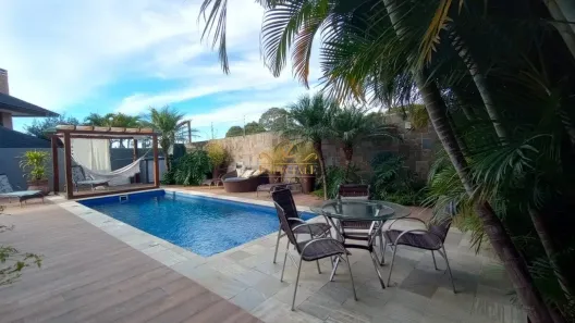 Casa de Condomínio com 4 Quartos para alugar, 450m² no Campo Comprido, Curitiba