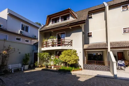 Sobrado com 5 Quartos à venda, 147m² no Tarumã, Curitiba