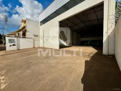 Casa com 1 Quarto para alugar, 405m² no Marta Helena, Uberlândia
