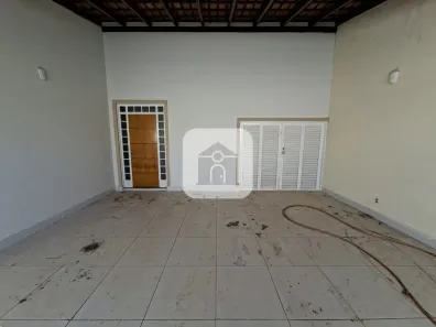 Casa com 3 Quartos para alugar, 232m² no Santa Mônica, Uberlândia