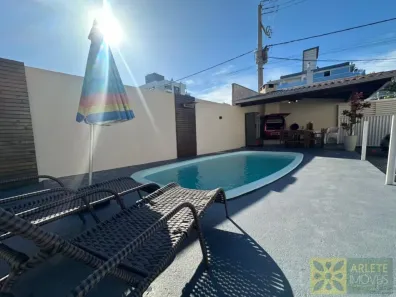 Casa com 2 Quartos para alugar, 300m² no Canto Grande, Bombinhas