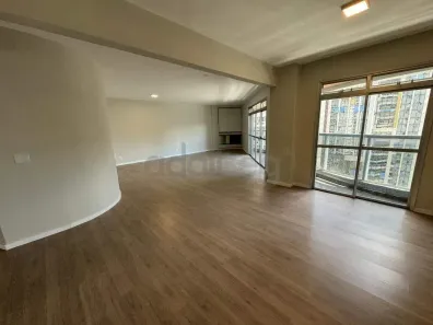 Apartamento com 3 Quartos para alugar, 205m² no Água Verde, Curitiba