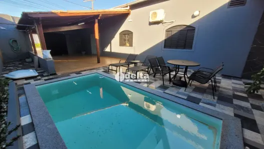 Casa com 3 Quartos para alugar, 250m² no Pacaembu, Uberlândia