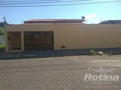 Casa com 3 Quartos para alugar, 200m² no Santa Mônica, Uberlândia