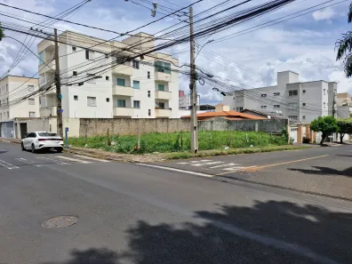 Lote/Terreno à venda, 360m² no Santa Mônica, Uberlândia