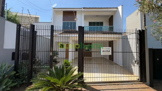 Sobrado com 3 Quartos para alugar, 184m² no Jardim Universo, Maringá