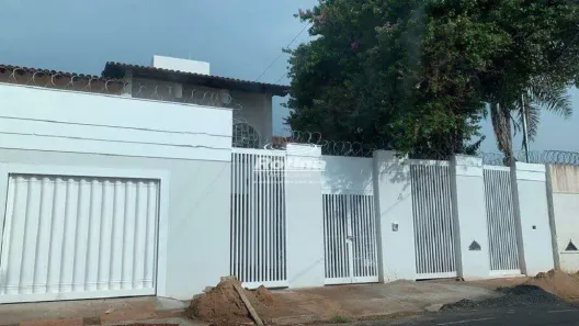 Casa com 7 Quartos para alugar, 600m² no Umuarama, Uberlândia