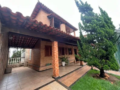Casa com 4 Quartos à venda, 250m² no Camargos, Belo Horizonte