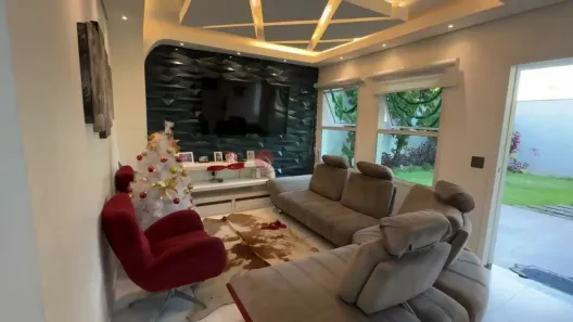 Sobrado com 4 Quartos à venda, 248m² no Vila Romanópolis, Ferraz de Vasconcelos
