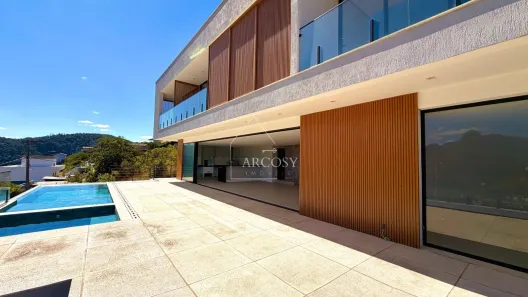 Casa de Condomínio com 4 Quartos à venda, 380m² no Nogueira, Petrópolis
