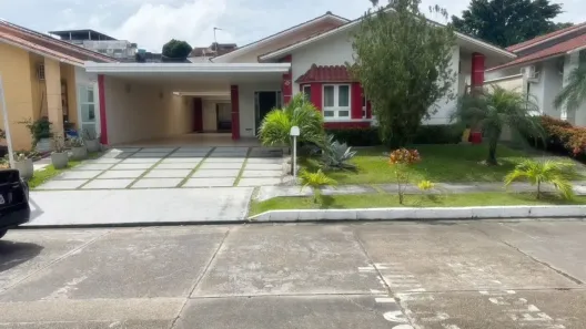 Casa de Condomínio com 4 Quartos para alugar, 164m² no Flores, Manaus