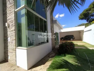 Casa com 3 Quartos para alugar, 300m² no Cidade Jardim, Uberlândia
