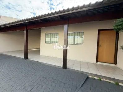 Casa com 3 Quartos para alugar, 250m² no Tabajaras, Uberlândia