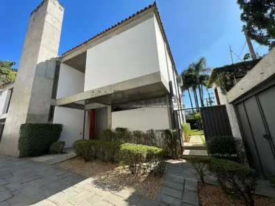Sobrado com 5 Quartos para alugar, 1070m² no Jardim Everest, São Paulo