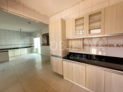 Casa com 2 Quartos para alugar, 220m² no Pampulha, Uberlândia