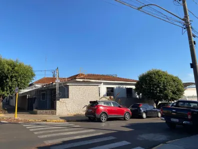 Casa com 3 Quartos para alugar, 280m² no Vila Mesquita, Bauru
