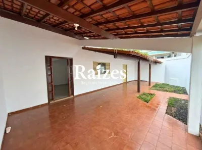 Casa com 3 Quartos para alugar, 222m² no Segismundo Pereira, Uberlândia
