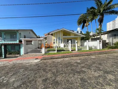 Casa com 4 Quartos para alugar, 248m² no Michel, Criciúma