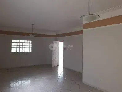 Casa com 3 Quartos para alugar, 160m² no Segismundo Pereira, Uberlândia