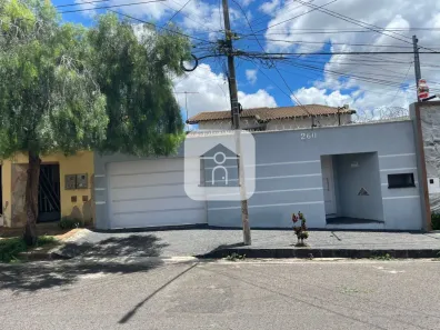Casa com 4 Quartos para alugar, 200m² no Pampulha, Uberlândia