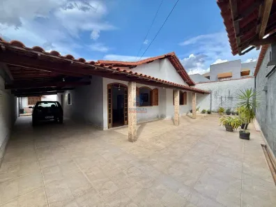 Casa com 3 Quartos à venda, 300m² no Monte Castelo, Contagem
