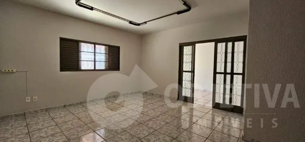 Casa com 4 Quartos para alugar, 140m² no Segismundo Pereira, Uberlândia