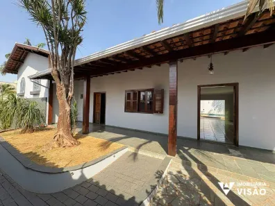 Sobrado com 4 Quartos para alugar, 387m² no Vila Frei Eugênio, Uberaba