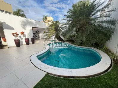 Casa de Condomínio com 4 Quartos para alugar, 330m² no Jardim Karaíba, Uberlândia
