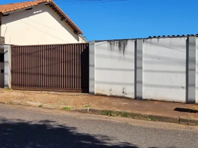 Casa com 2 Quartos à venda, 110m² no Santa Mônica, Uberlândia