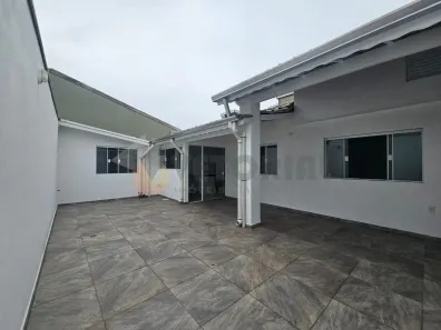Casa com 2 Quartos para alugar, 75m² no Jardim São Sebastião, Caraguatatuba