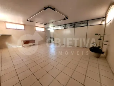 Prédio Comercial para alugar, 120m² no Chácaras Tubalina e Quartel, Uberlândia