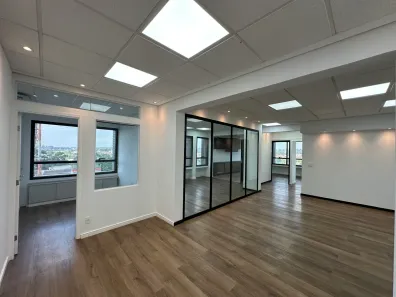 Sala Comercial para alugar, 136m² no Jardim Lambreta, Cotia
